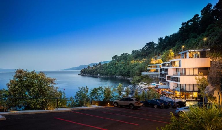 Vista nocturna del Boutique Hotel Navis con fachada moderna frente al mar Adriático en Croatia