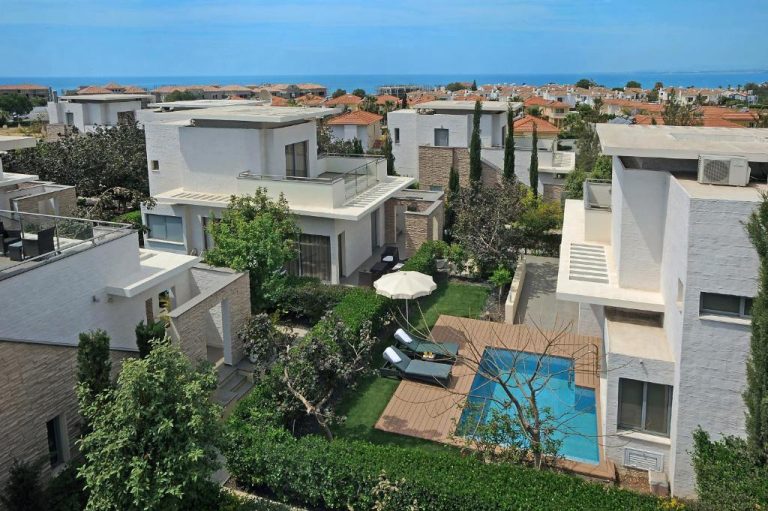 Villas con piscina privada y jardín del E-Hotel Larnaca Resort & Spa con vistas al mar