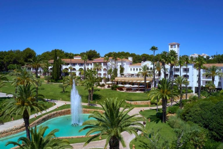 Jardines tropicales con fuente y palmeras del resort Vila Vita Parc en el Algarve, Portugal