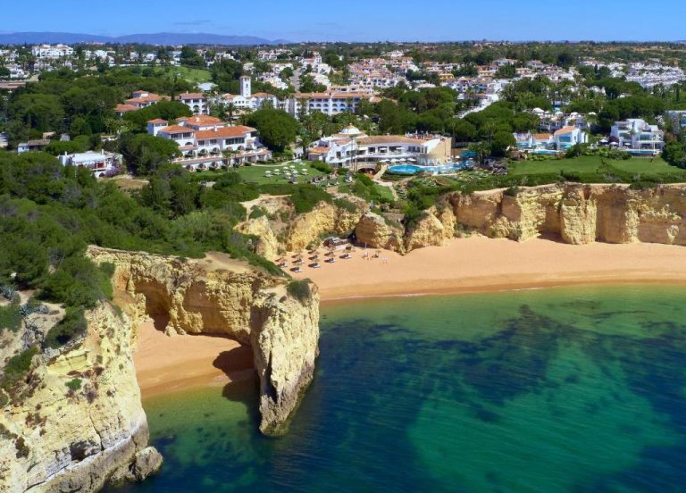 Vista aérea del Vila Vita Parc Resort con playa privada y acantilados dorados en el Algarve