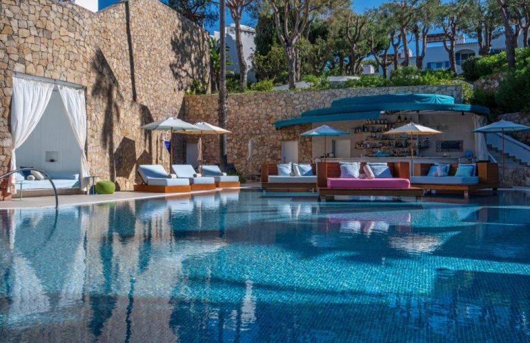 Piscina exterior con tumbonas, cabanas y bar en el resort Vila Vita Parc en el Algarve