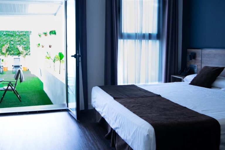 Habitación doble con terraza y jardín privado en el Hotel BH San Francisco Alicante