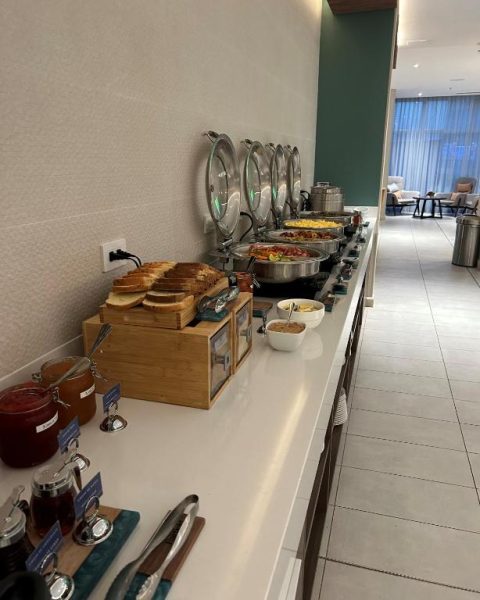 Buffet de desayuno caliente con chafing dishes y tostadas en Fairfield by Marriott Alajuela