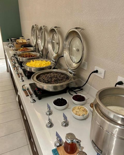 Buffet de desayuno caliente con chafing dishes y variedad de platillos en Fairfield by Marriott Alajuela