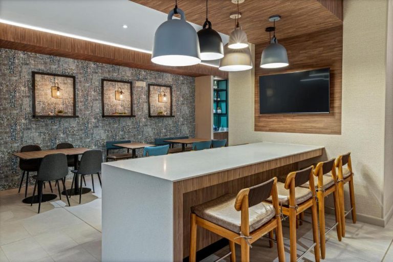 Zona de desayuno con barra y sillas altas en Fairfield by Marriott San Jose Airport Alajuela