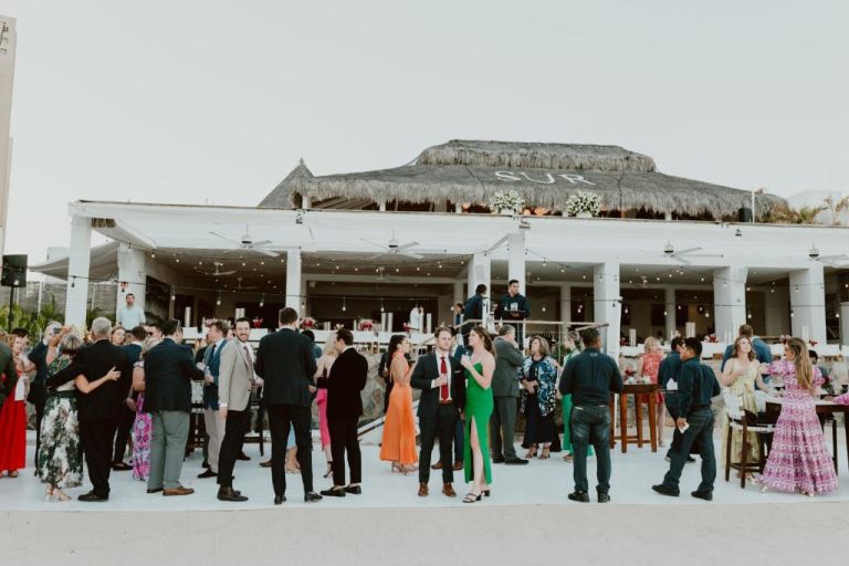 Terraza exterior con celebración de evento social en Bahia Hotel & Beach House con palapas y vistas al mar