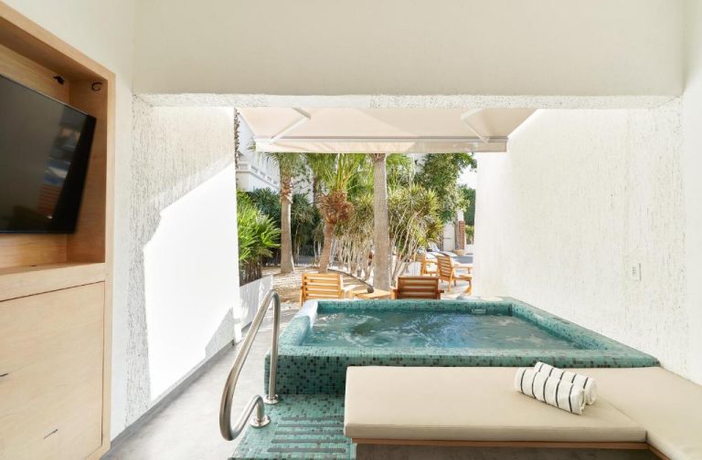 Jacuzzi privado con mosaico turquesa y terraza exterior en Bahia Hotel & Beach House