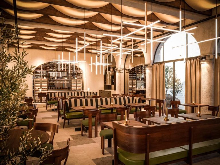 Restaurante interior con diseño elegante y bodegas en Nobis Hotel Palma, con iluminación moderna y mobiliario en madera