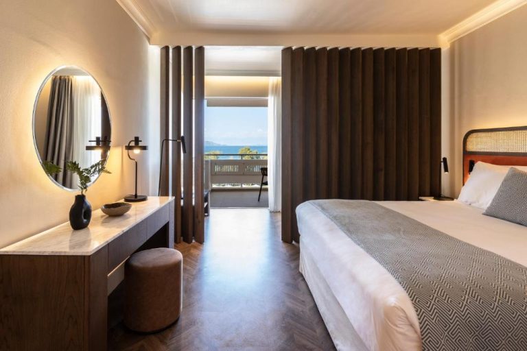 Habitación elegante con cama doble, escritorio y balcón con vistas al mar en Kerkyra Blue Hotel & Spa