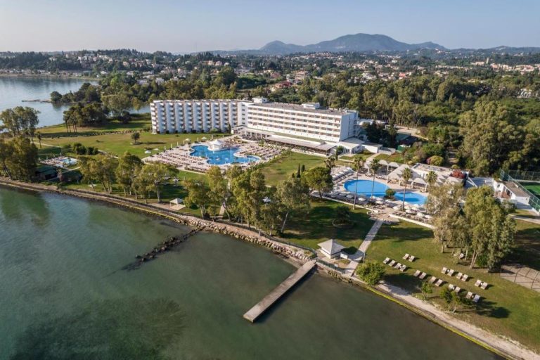 Vista aérea del Kerkyra Blue Hotel & Spa by Louis Hotels con piscinas exteriores y acceso al mar en Corfú