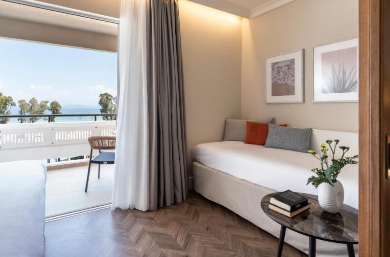 Habitación con cama, balcón y vistas al mar en Kerkyra Blue Hotel & Spa by Louis Hotels