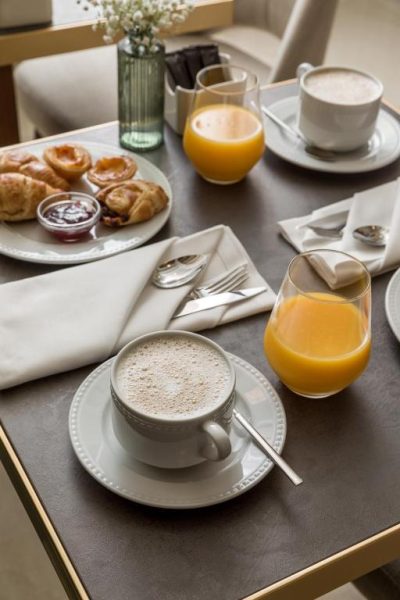 Desayuno continental con croissants, zumo de naranja y café en el Ribeira Douro Hotel