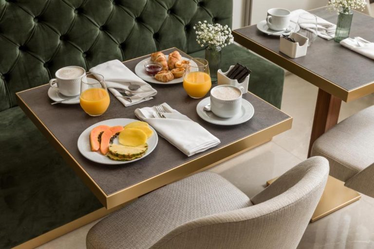 Desayuno con frutas frescas, croissants, zumo de naranja y café en el Ribeira Douro Hotel