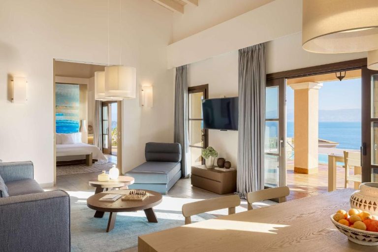Suite con salón, dormitorio y terraza con vistas al mar en Angsana Corfu Resort & Spa