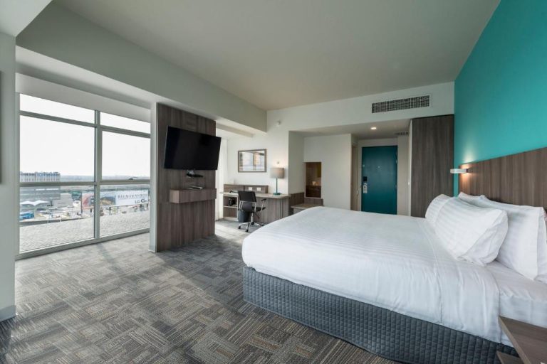 Habitación king con vista panorámica al aeropuerto en Holiday Inn Lima Airport by IHG