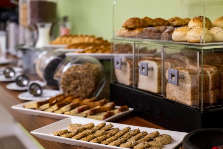 Buffet de desayuno con pan de molde, bollería y galletas en el Hotel Vilar América