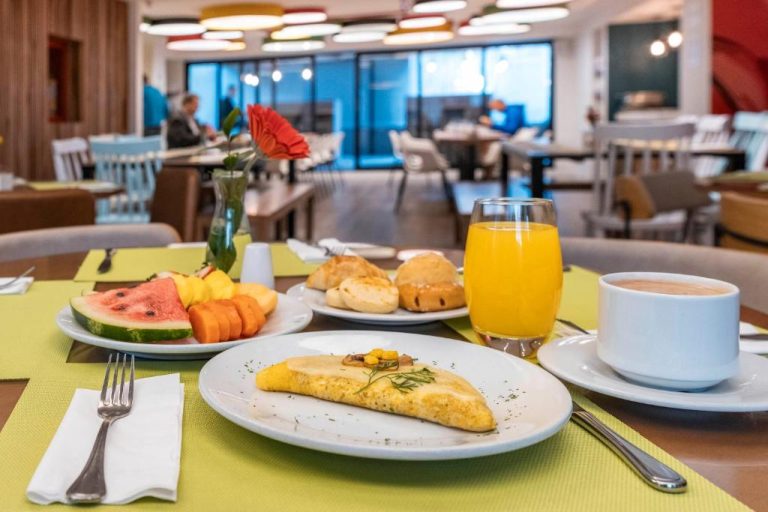 Desayuno buffet con tortilla, frutas frescas, bollería y zumo de naranja en el Hotel Vilar América
