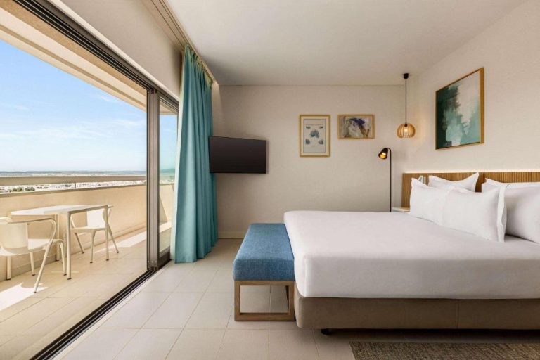 Habitación doble con cama king y balcón con vistas al mar en Wyndham Residences Alvor Beach