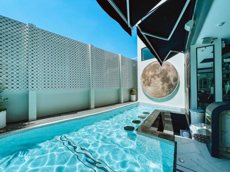 Piscina privada con decoración de luna llena en Ratri Hotel Phuket Old Town, Tailandia