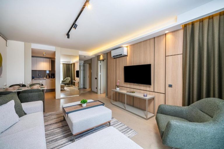 Salón moderno con televisión y zona de estar de las Casamax Suites con decoración contemporánea
