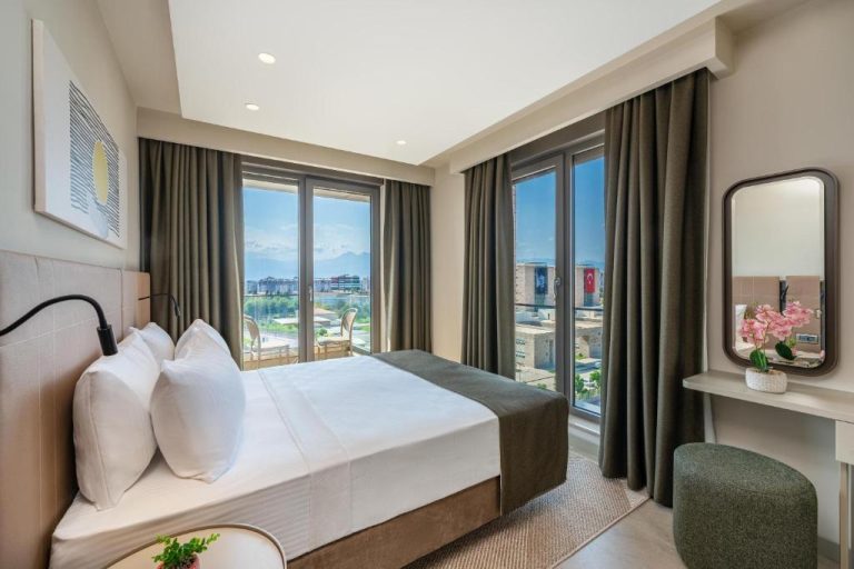 Habitación doble con cama king y vistas panorámicas a la ciudad en Casamax Suites