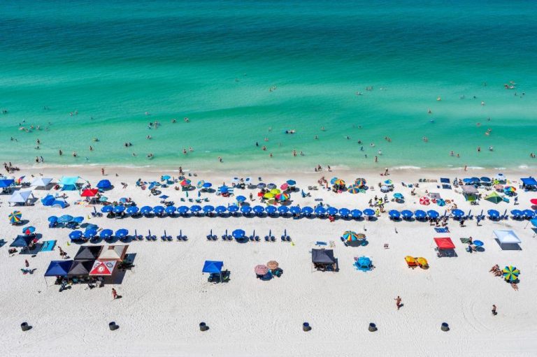 Vista aérea de la playa de Panama City Beach con sombrillas de colores y aguas turquesas