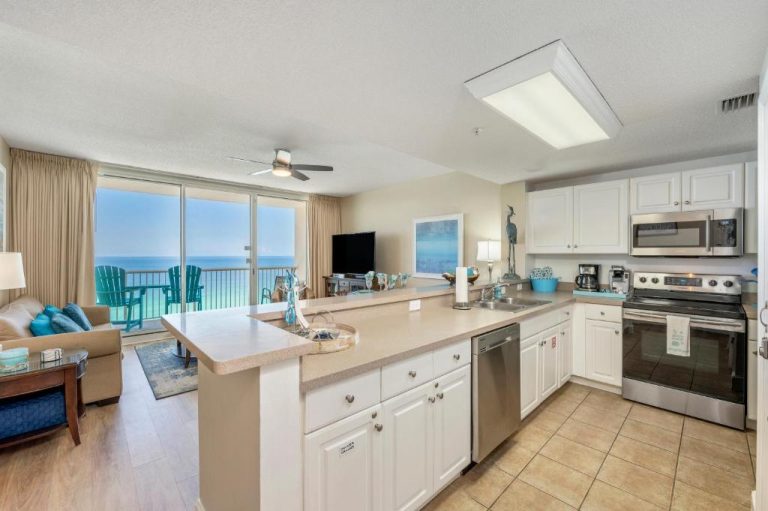 Cocina moderna con vista al océano y acceso directo a la playa en apartamento de Panama City Beach