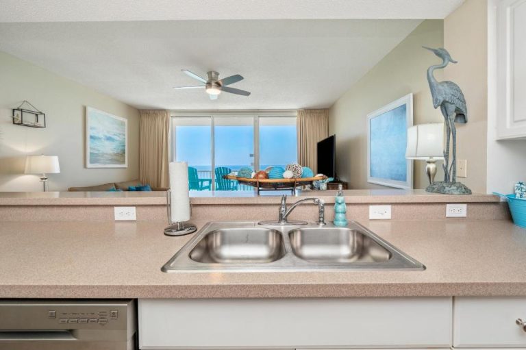 Cocina abierta con vistas al océano y acceso directo a la playa en apartamento Panama City Beach