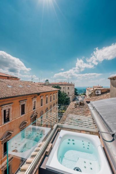 Jacuzzi exterior en terraza con vistas panorámicas al centro histórico del Locanda della Posta Etruria Collection