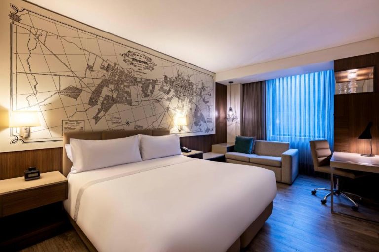 Habitación king con mural de mapa histórico de Bogotá en Courtyard by Marriott Bogota Airport