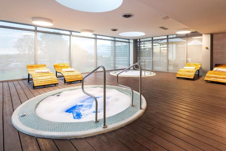 Área de spa con jacuzzis y camillas de relax en el Hilton Garden Inn Bogotá Airport