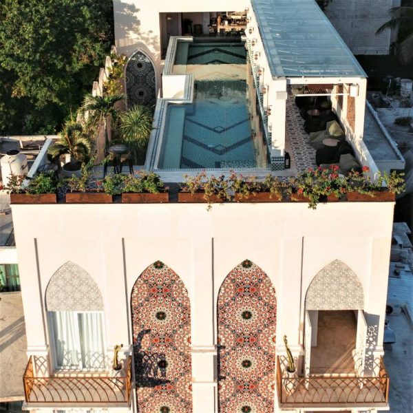 Piscina en azotea con diseño árabe y terraza lounge del hotel Layla Tulum Adults Only