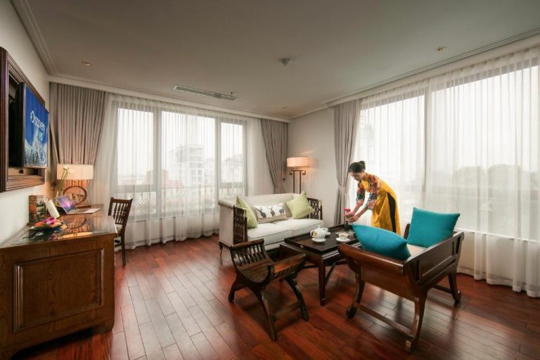 Suite con salón de madera y servicio personalizado en Lucien Hanoi Lakeside Hotel & Rooftop