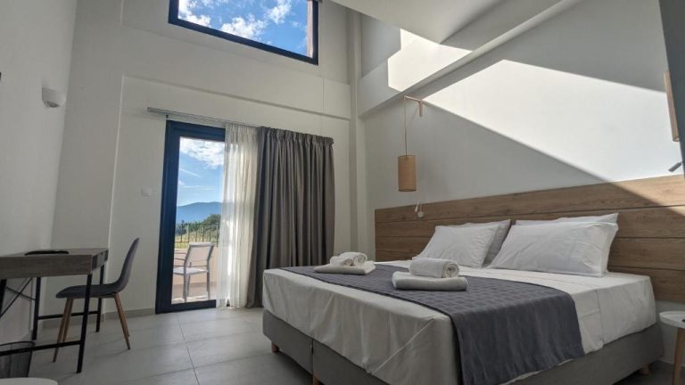 Habitación doble con cama matrimonial y vistas a la montaña en Costa Ionica Mytikas Seaside Hotel