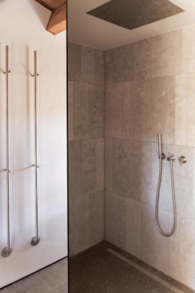 Ducha de lluvia con revestimiento de mármol y grifo empotrado en Nobis Hotel Palma Design Hotels