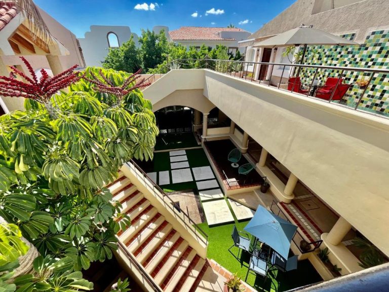 Patio interior con jardín tropical y terraza del Marisol Hotel Boutique con sombrillas y área de descanso