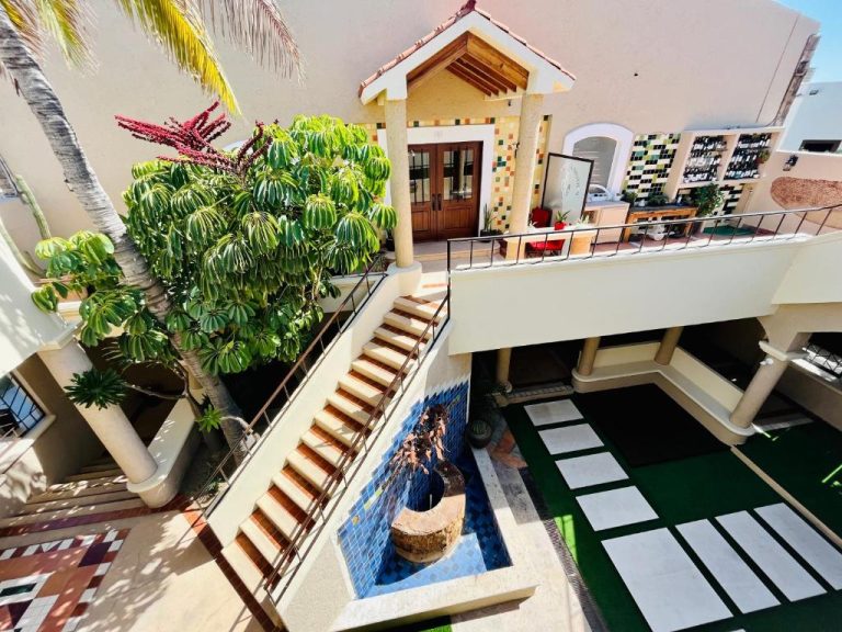 Patio interior con fuente, escaleras y jardín tropical del Marisol Hotel Boutique