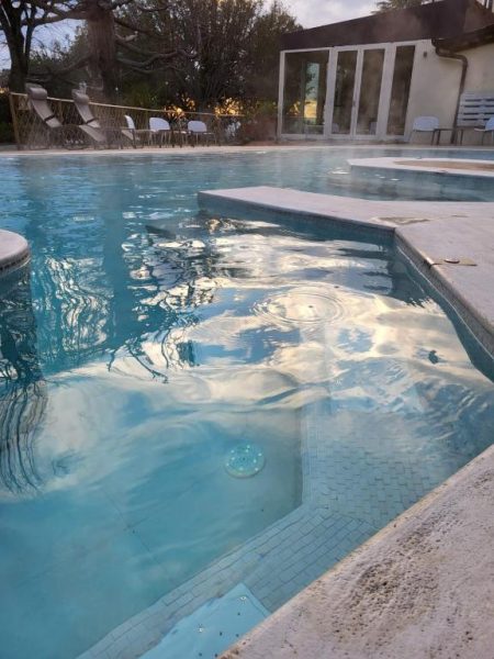 Piscina exterior con zona de hidromasaje y aguas termales del Cortona Resort & Spa en Toscana