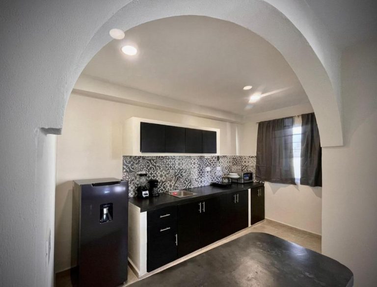 Cocina equipada con arco decorativo y electrodomésticos en Casa Creunza de Mar