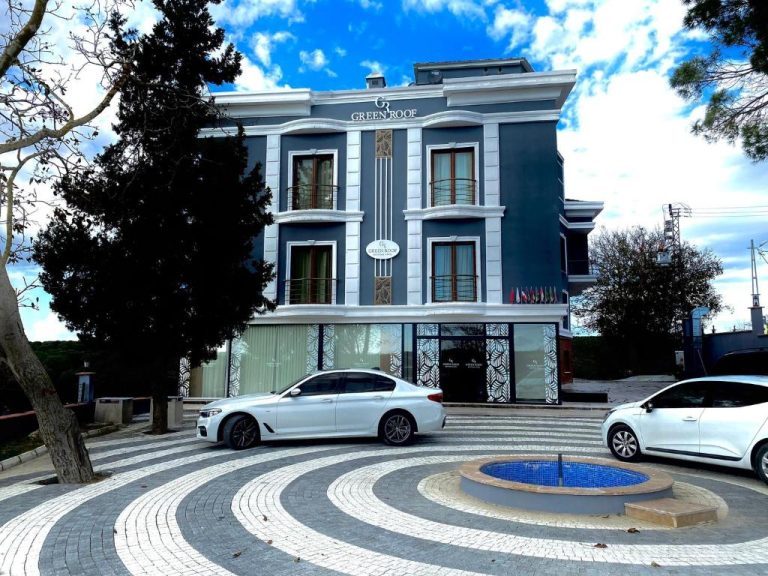 Fachada exterior del Green Roof Boutique Hotel & SPA Istanbul Airport con fuente decorativa y aparcamiento