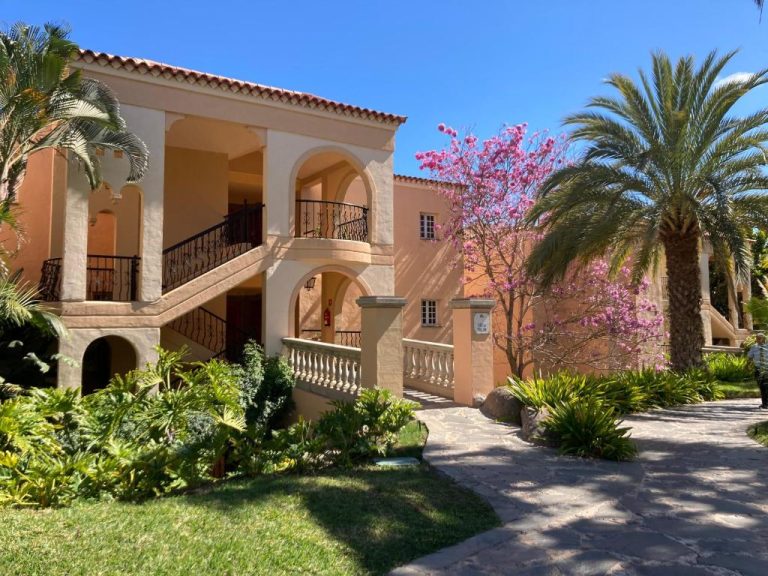 Villa exterior con jardín tropical y palmeras en Palm Oasis Maspalomas Gran Canaria