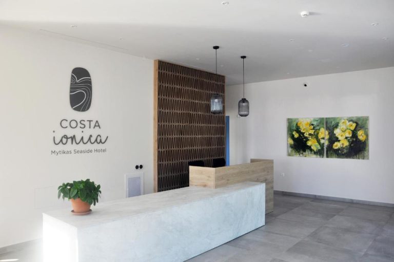 Recepción moderna con mostrador de mármol en el Costa Ionica Mytikas Seaside Hotel, Grecia