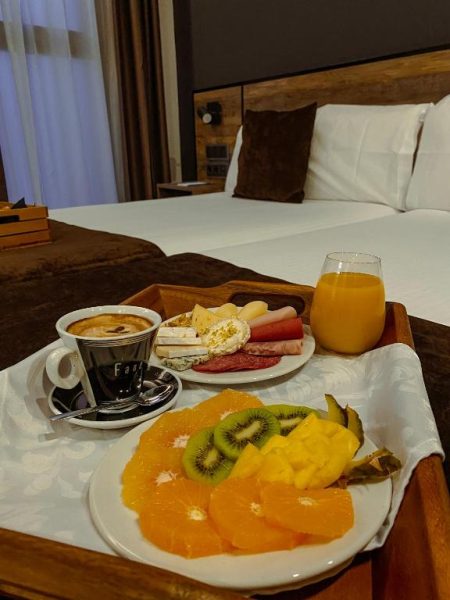Desayuno en la habitación del Hotel BH San Francisco Alicante con frutas, embutidos, café y zumo de naranja