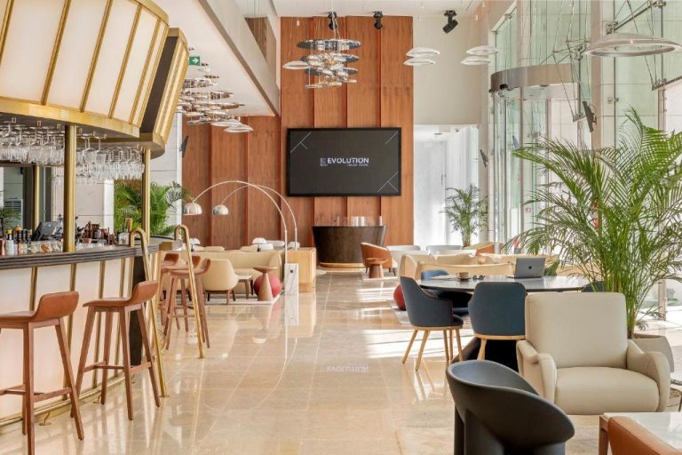 Elegante lobby bar y zona lounge del EVOLUTION Cascais-Estoril Hotel con decoración moderna
