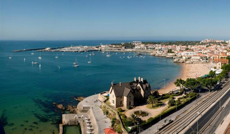 Vista panorámica de la bahía de Cascais con playa y marina desde el Evolution Cascais-Estoril Hotel