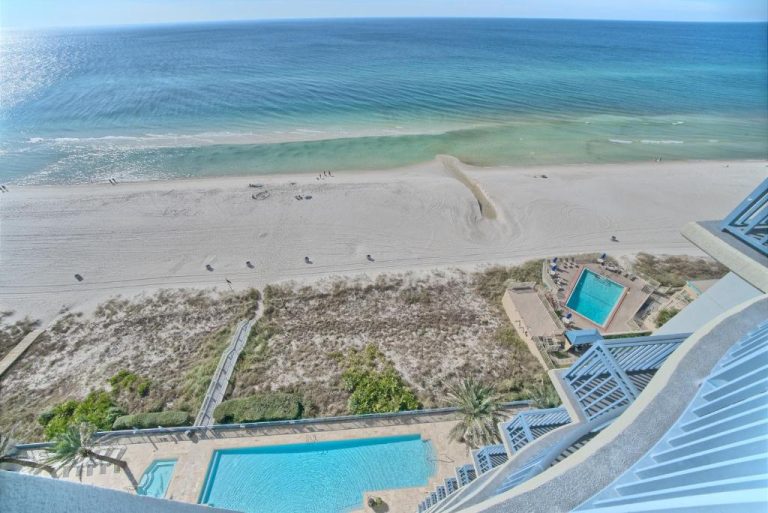 Vista aérea del Ocean Front Condo con piscina exterior, playa de arena blanca y mar turquesa
