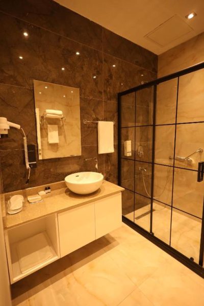 Baño de lujo con ducha de cristal y lavabo sobre encimera en Green Roof Boutique Hotel Istanbul