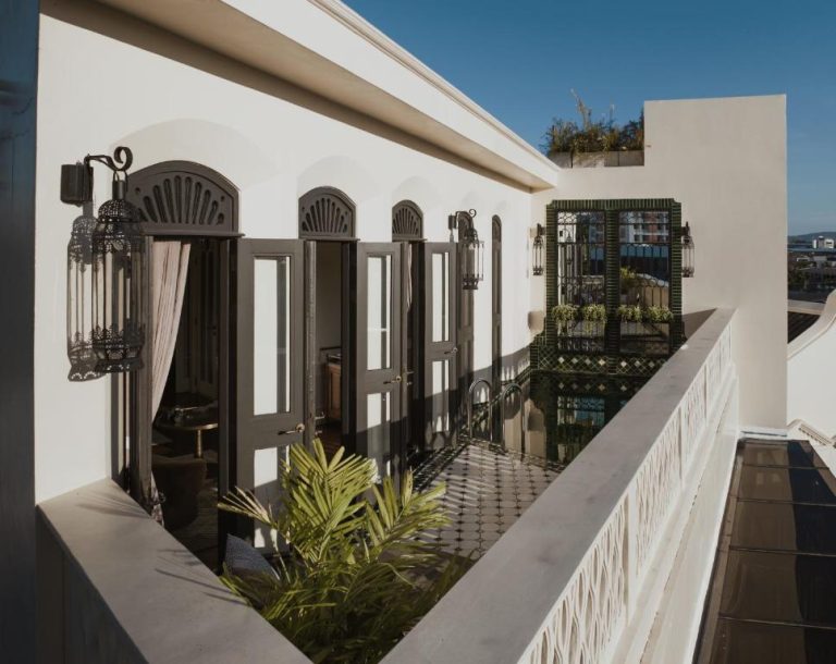 Terraza y patio interior con piscina de azulejos y puertas arqueadas del Hotel Verdigris