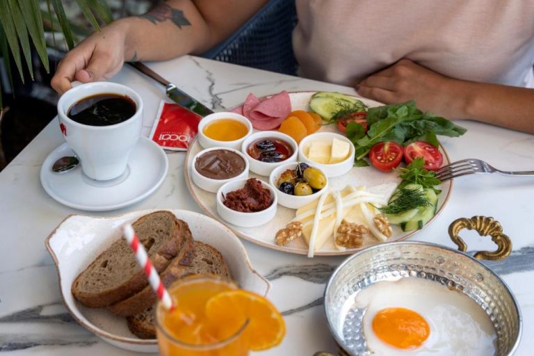 Desayuno turco completo con huevo frito, quesos, aceitunas y café negro en Comfort Suites