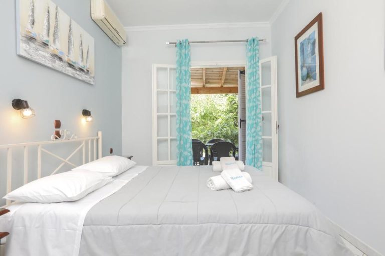 Habitación doble luminosa con terraza exterior en Marina Apartments Agios Gordios Corfú